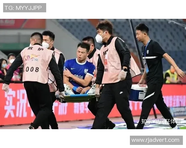 全场观众热情追逐足球明星在比赛中遭遇疯狂围攻的精彩瞬间 全场观众热情追逐足球明星在比赛中遭遇疯狂围攻的精彩瞬间